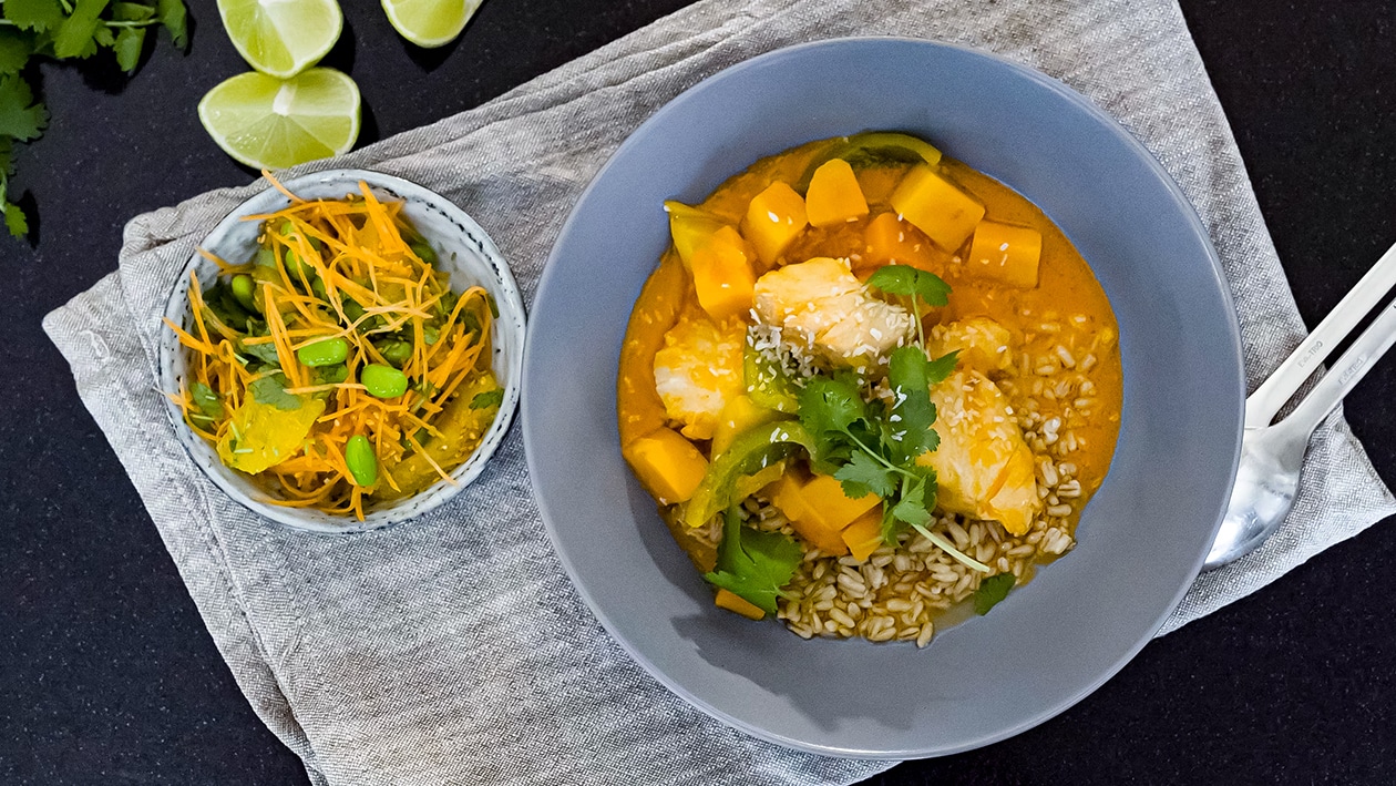 Tomat- og kokosgryte med lime, søtpoteter, paprika og fisk – Oppskrift Tomat- og kokosgryte med lime, søtpoteter, paprika og fisk – Oppskrift
